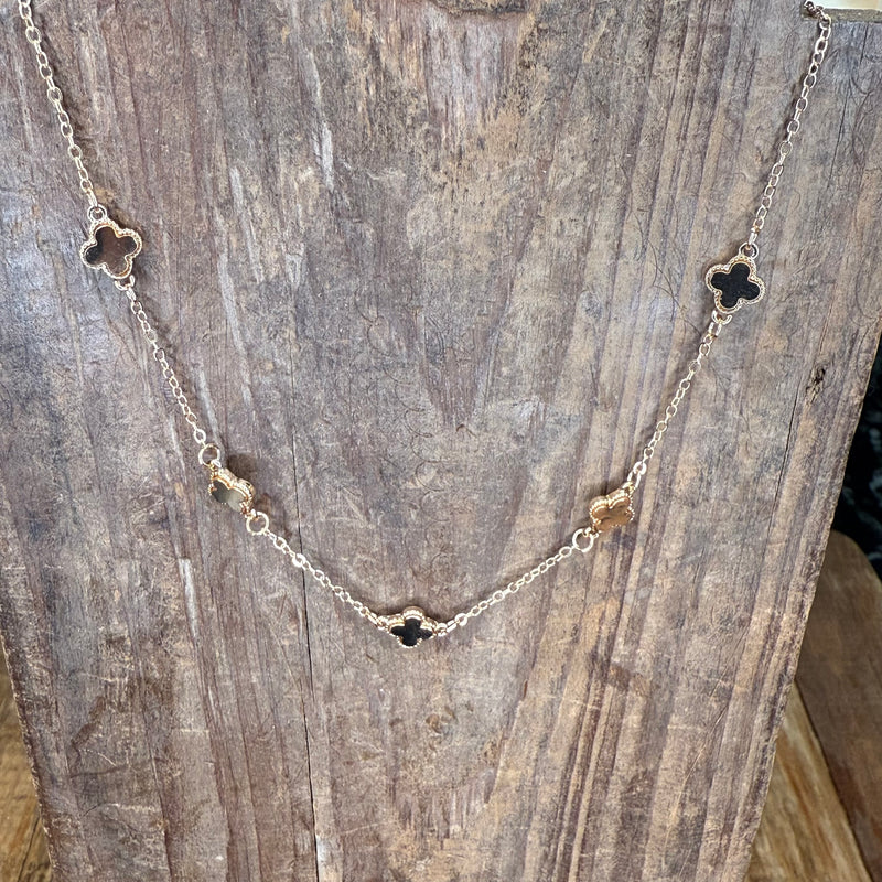 Necklace with clover-shaped pendants 