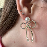 Bow-shaped earrings with pearl 