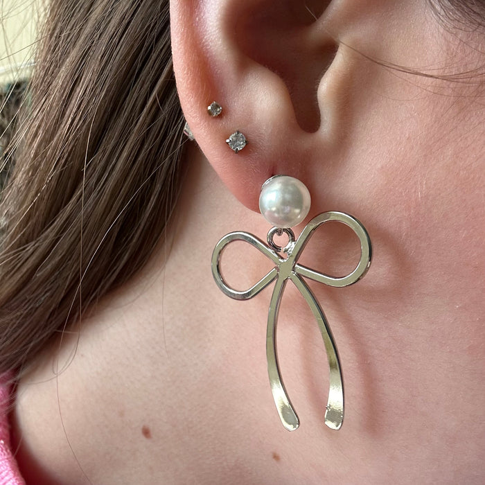 Bow-shaped earrings with pearl 