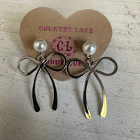 Bow-shaped earrings with pearl 