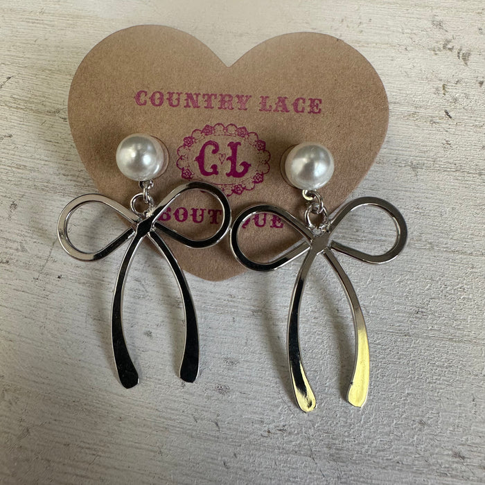 Bow-shaped earrings with pearl 