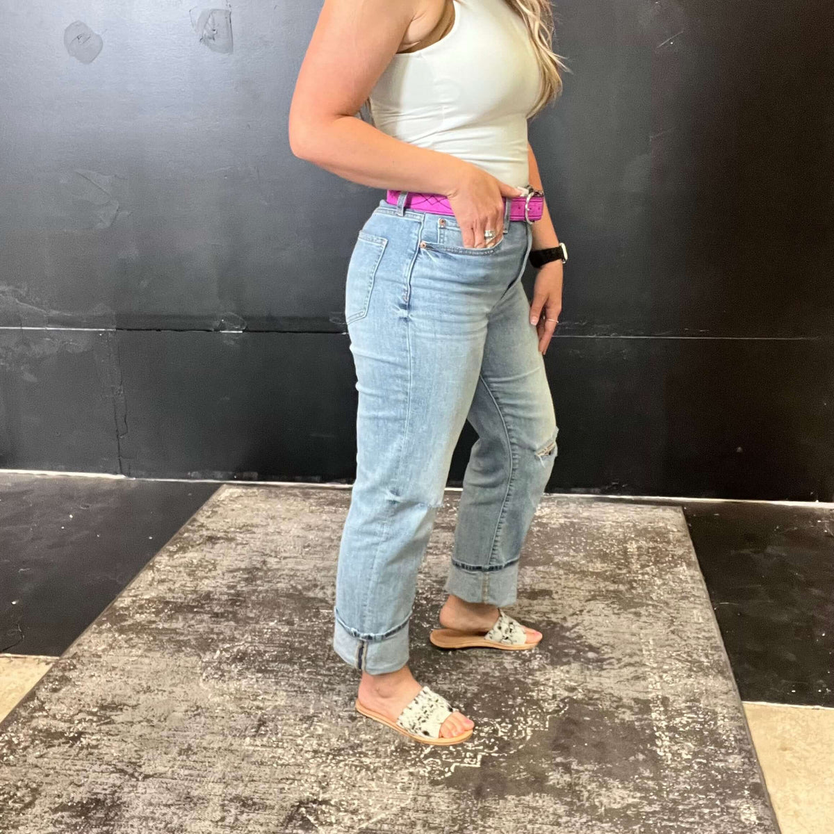 Distressed Knee Straight Daze Jeans / size 2777