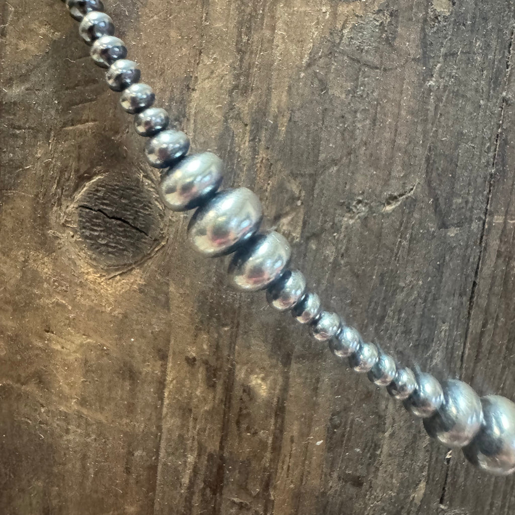 Silver beaded pattern necklace 