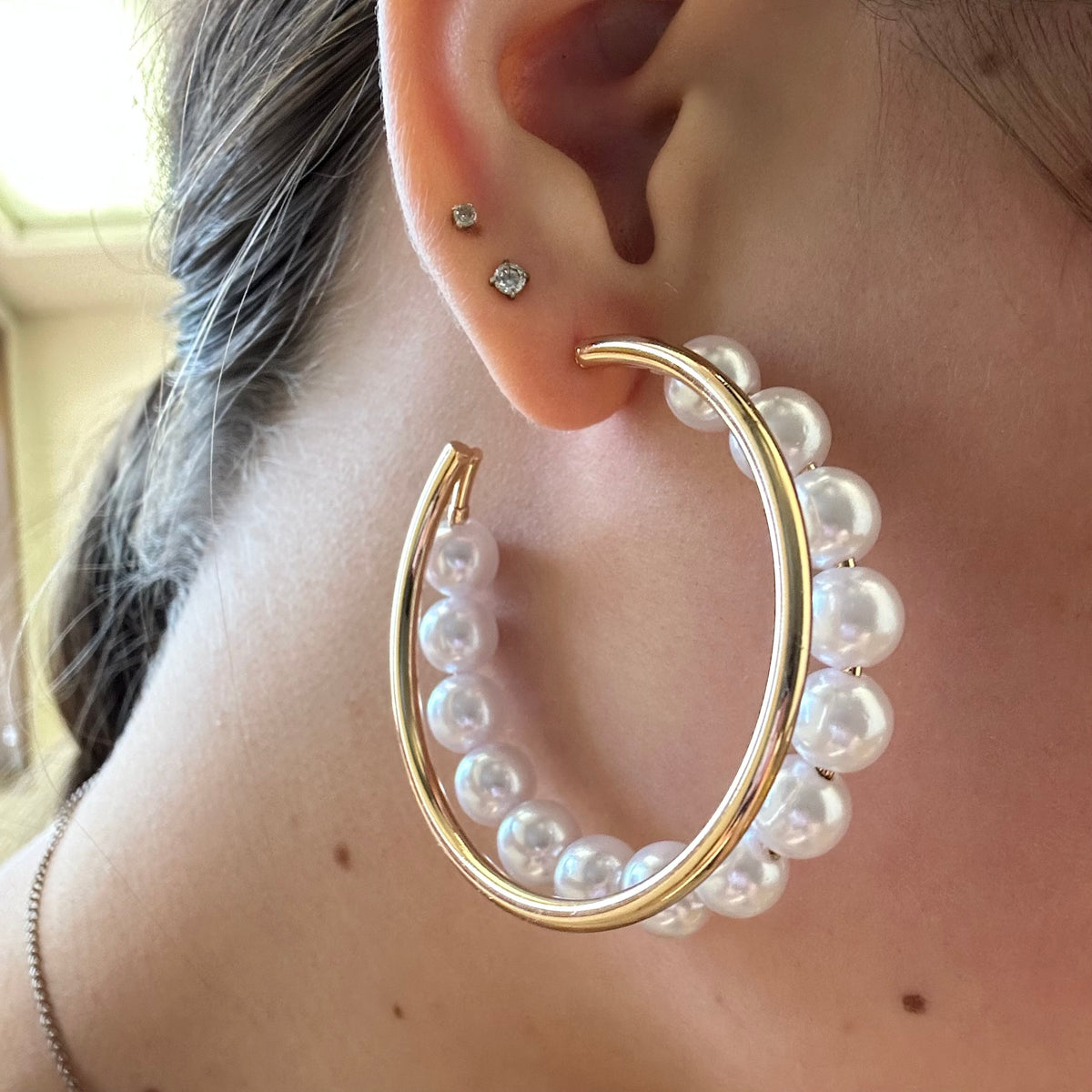 Gold hoop earring with pearl beads 
