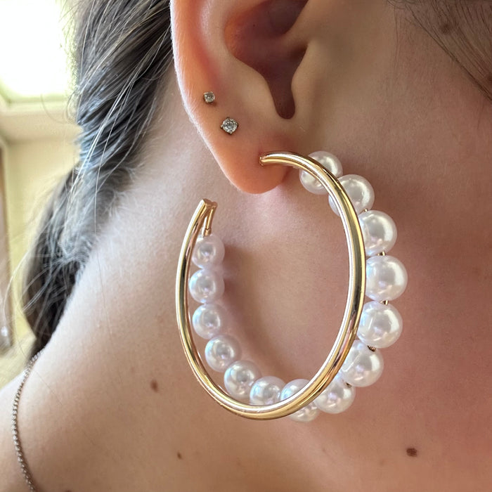 Gold hoop earring with pearl beads 