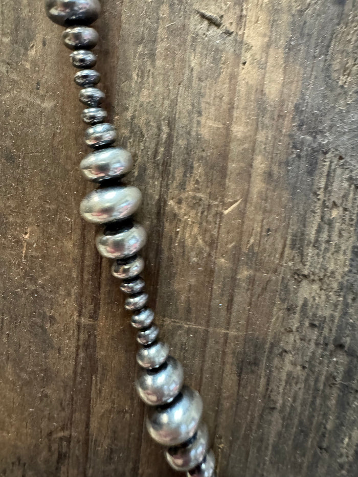 silvernavajopearlpatternnecklace