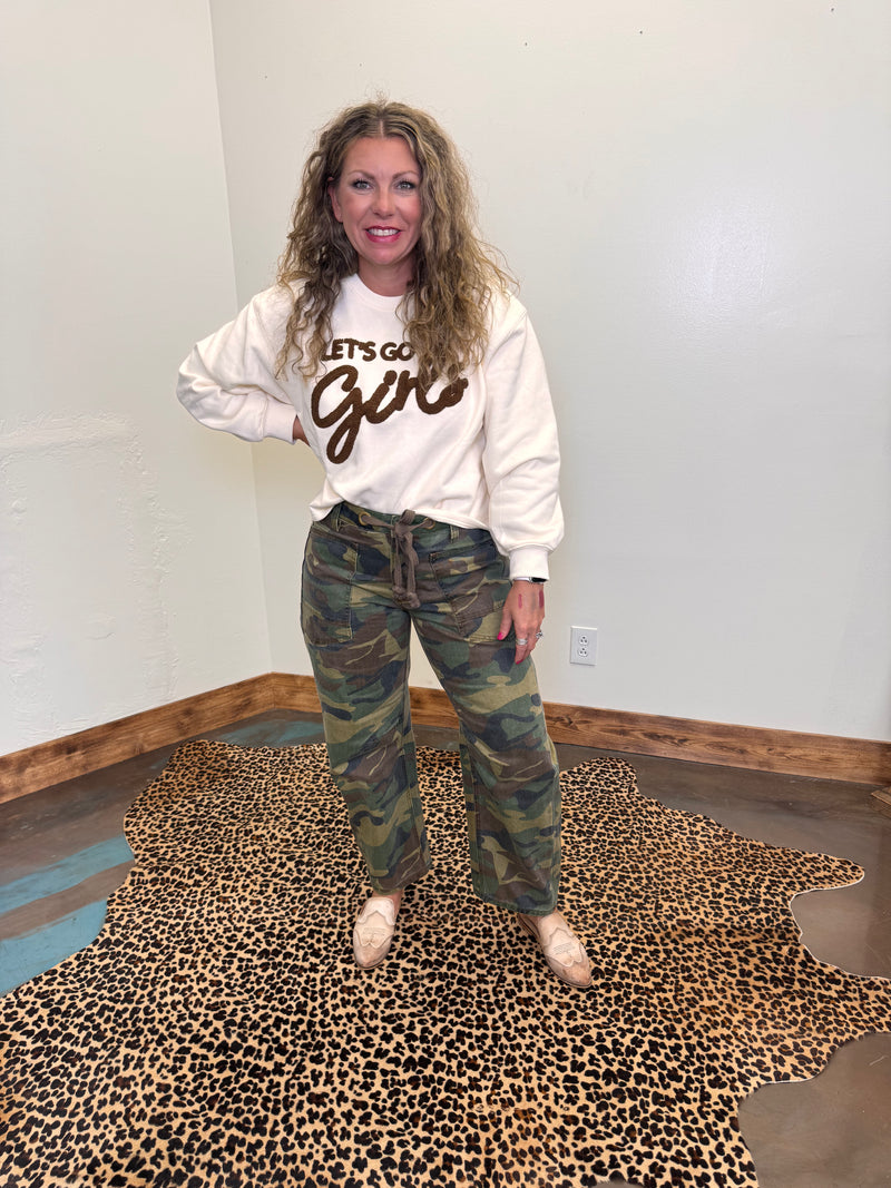 Mid Rise Cropped Relaxed Camo Barrel Risen Jeans