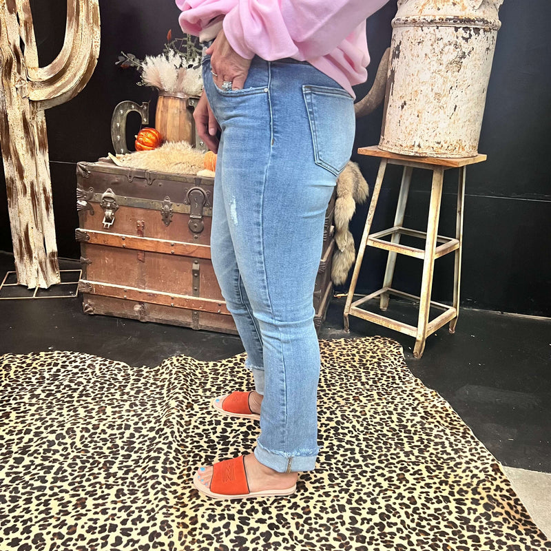 Light_High_Rise-Crop_Straight-Cuffed_Slim_Risen_Jeans2