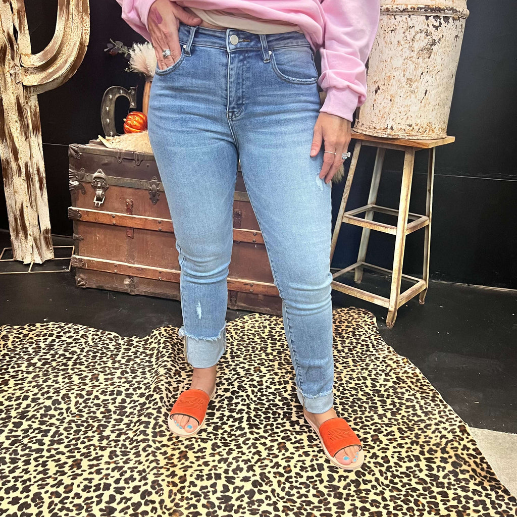 Light_High_Rise-Crop_Straight-Cuffed_Slim_Risen_Jeans3