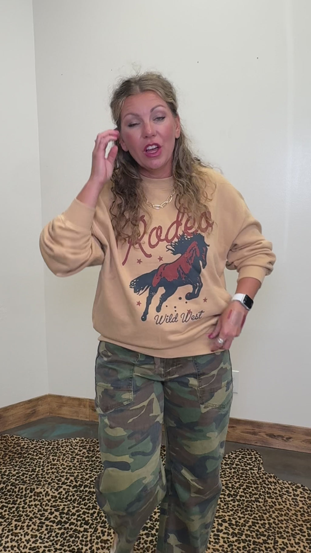 Mid Rise Cropped Relaxed Camo Barrel Risen Jeans